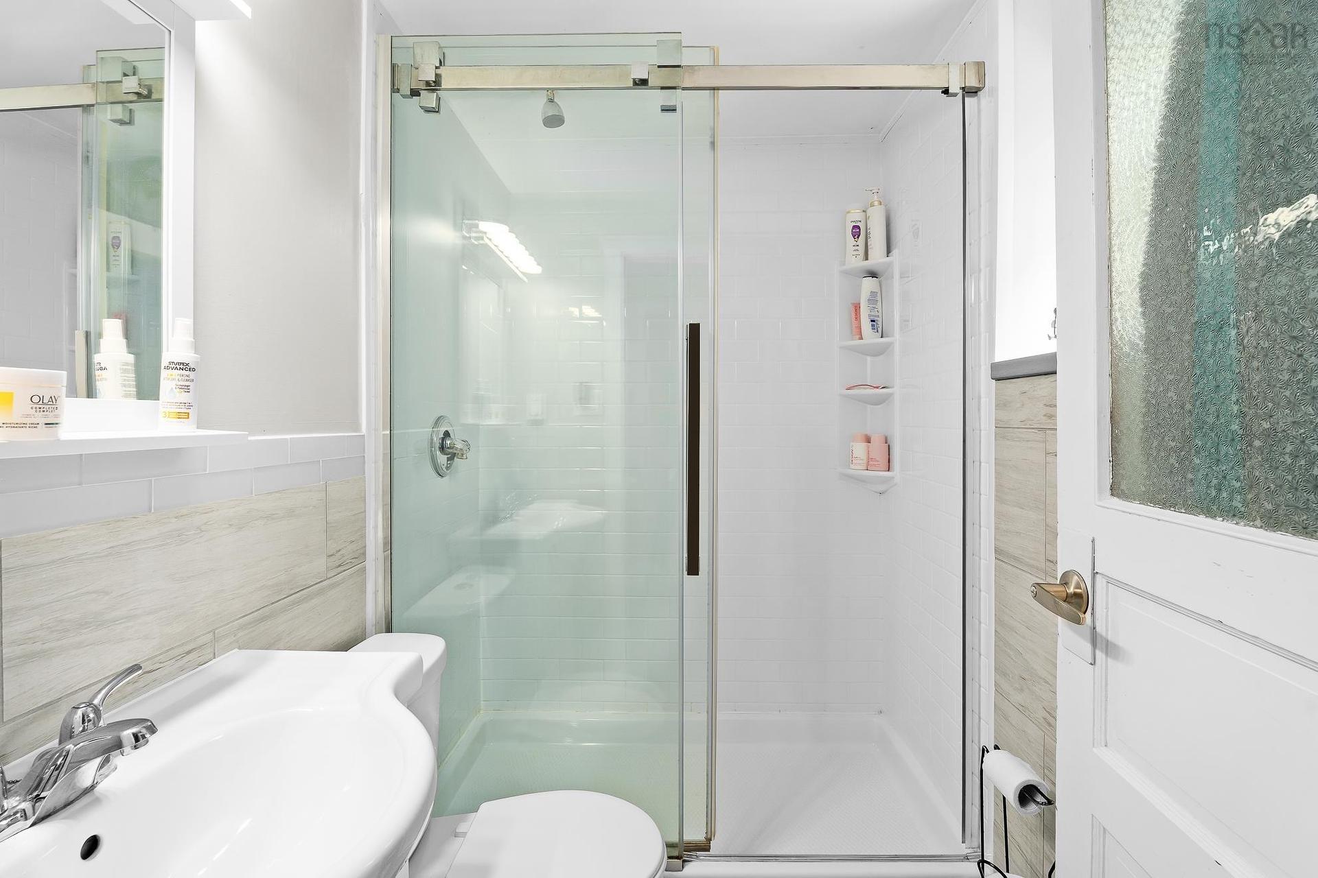 241 & 239 Lockview Road, Fall River, NS - Indoor Photo Showing Bathroom