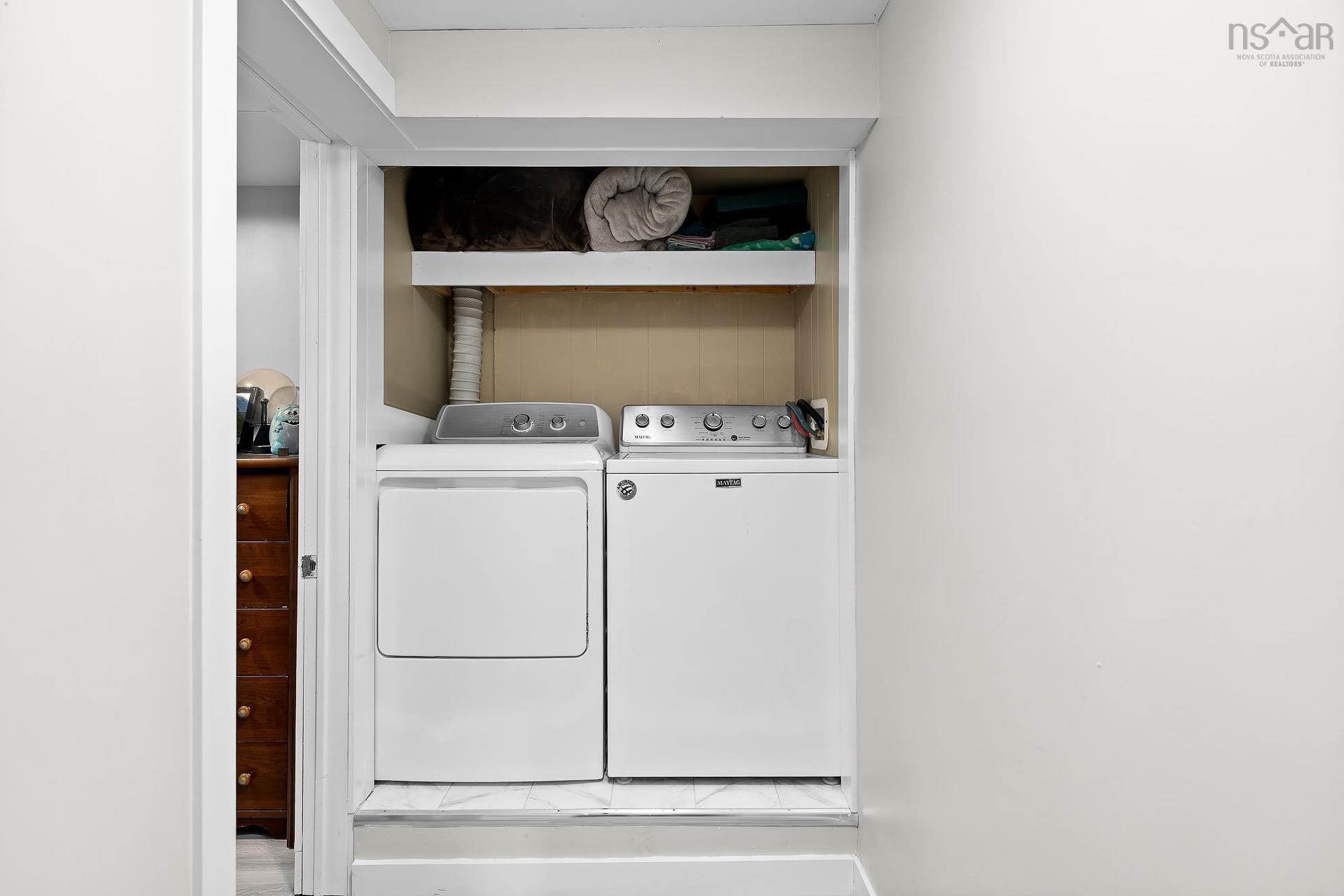 241 & 239 Lockview Road, Fall River, NS - Indoor Photo Showing Laundry Room