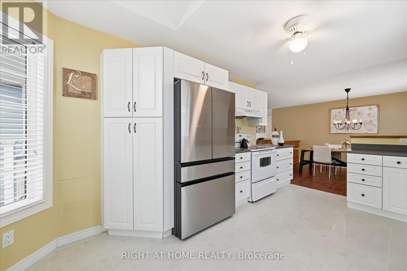 111 Gracehill Crescent, Hamilton, ON - Indoor Photo Showing Kitchen