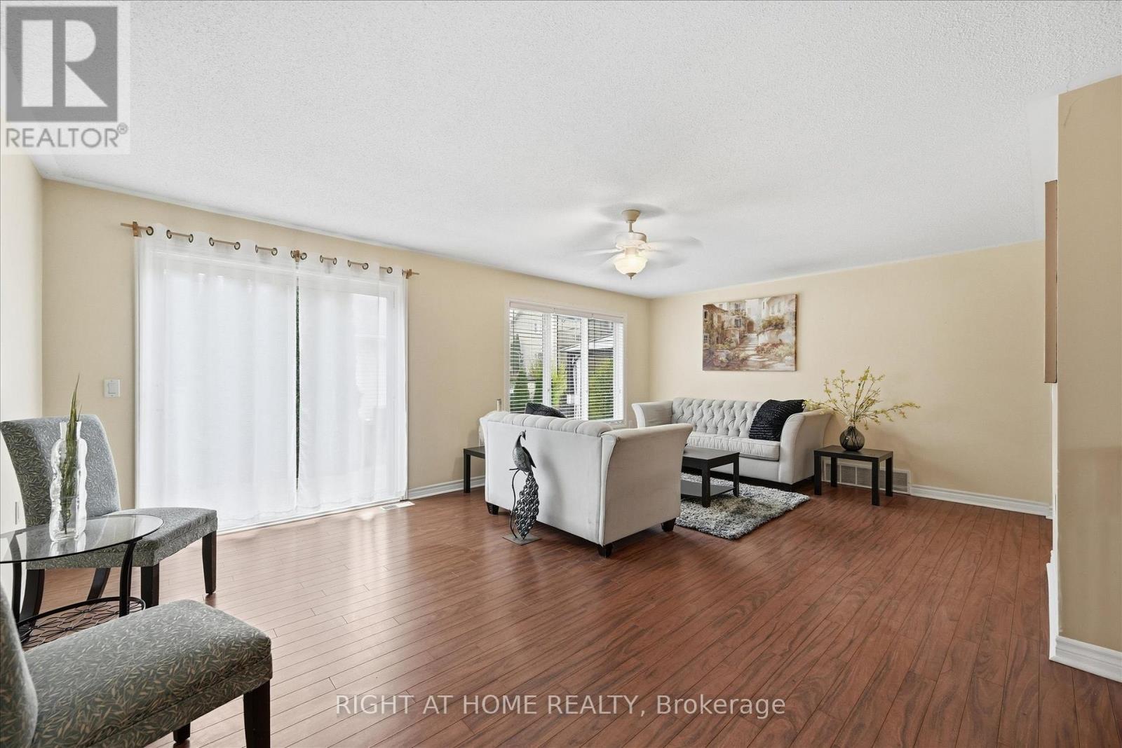 111 Gracehill Crescent, Hamilton, ON - Indoor Photo Showing Living Room