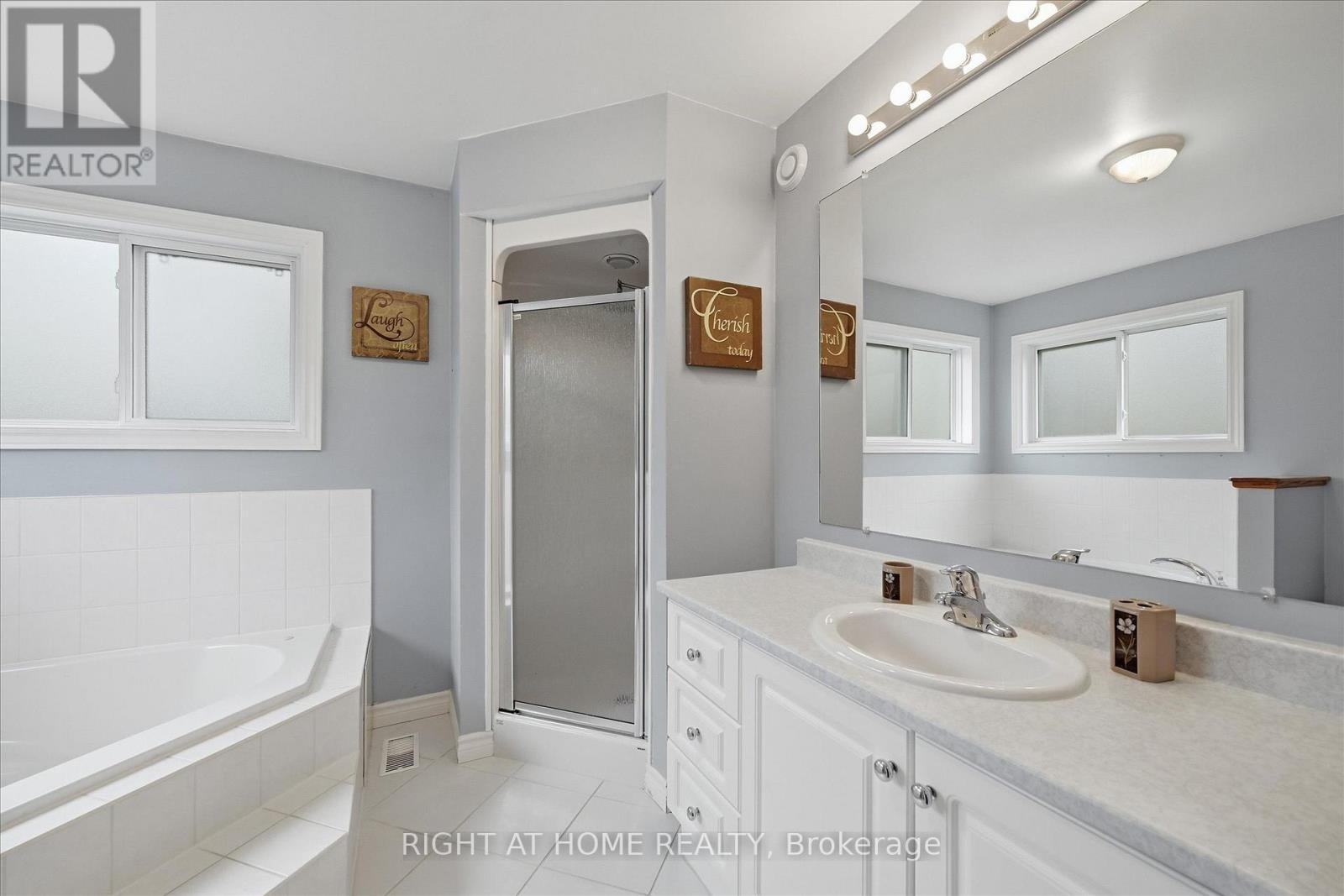 111 Gracehill Crescent, Hamilton, ON - Indoor Photo Showing Bathroom
