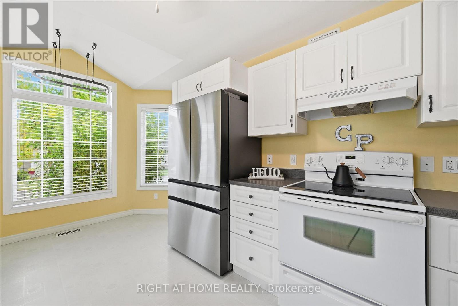 111 Gracehill Crescent, Hamilton, ON - Indoor Photo Showing Kitchen