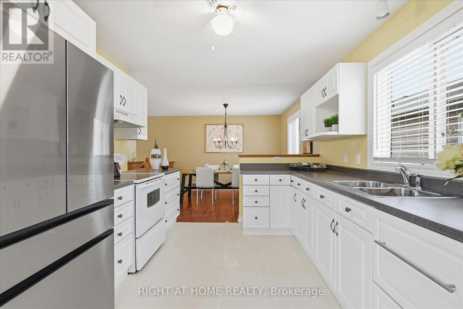 111 Gracehill Crescent, Hamilton, ON - Indoor Photo Showing Kitchen With Double Sink