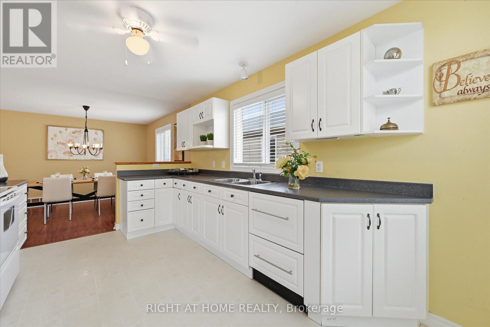 111 Gracehill Crescent, Hamilton, ON - Indoor Photo Showing Kitchen With Double Sink