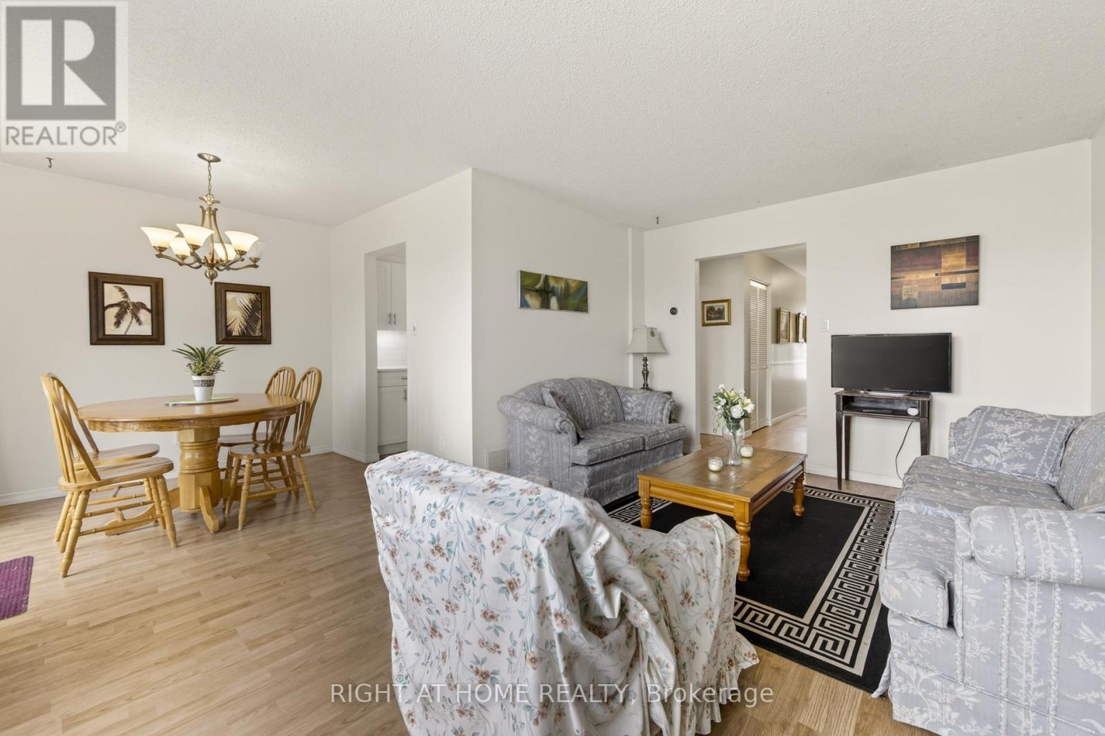 47 - 2 Bernick Drive, Barrie, ON - Indoor Photo Showing Living Room