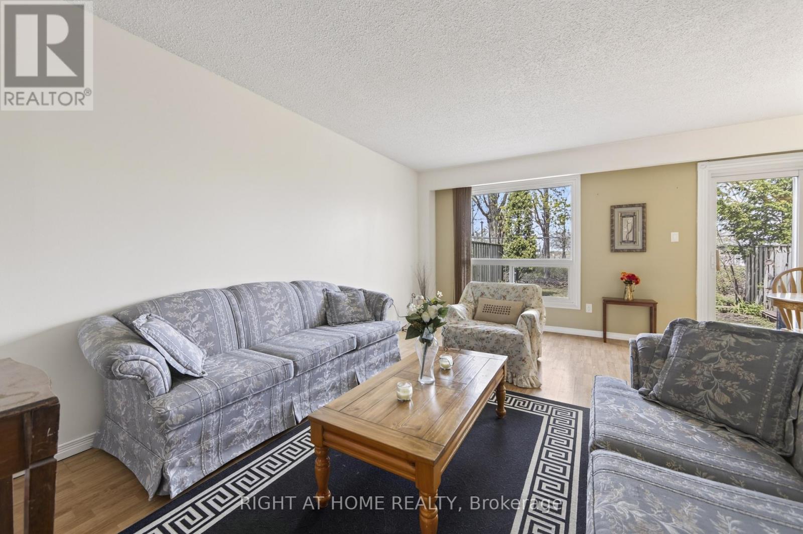 47 - 2 Bernick Drive, Barrie, ON - Indoor Photo Showing Living Room