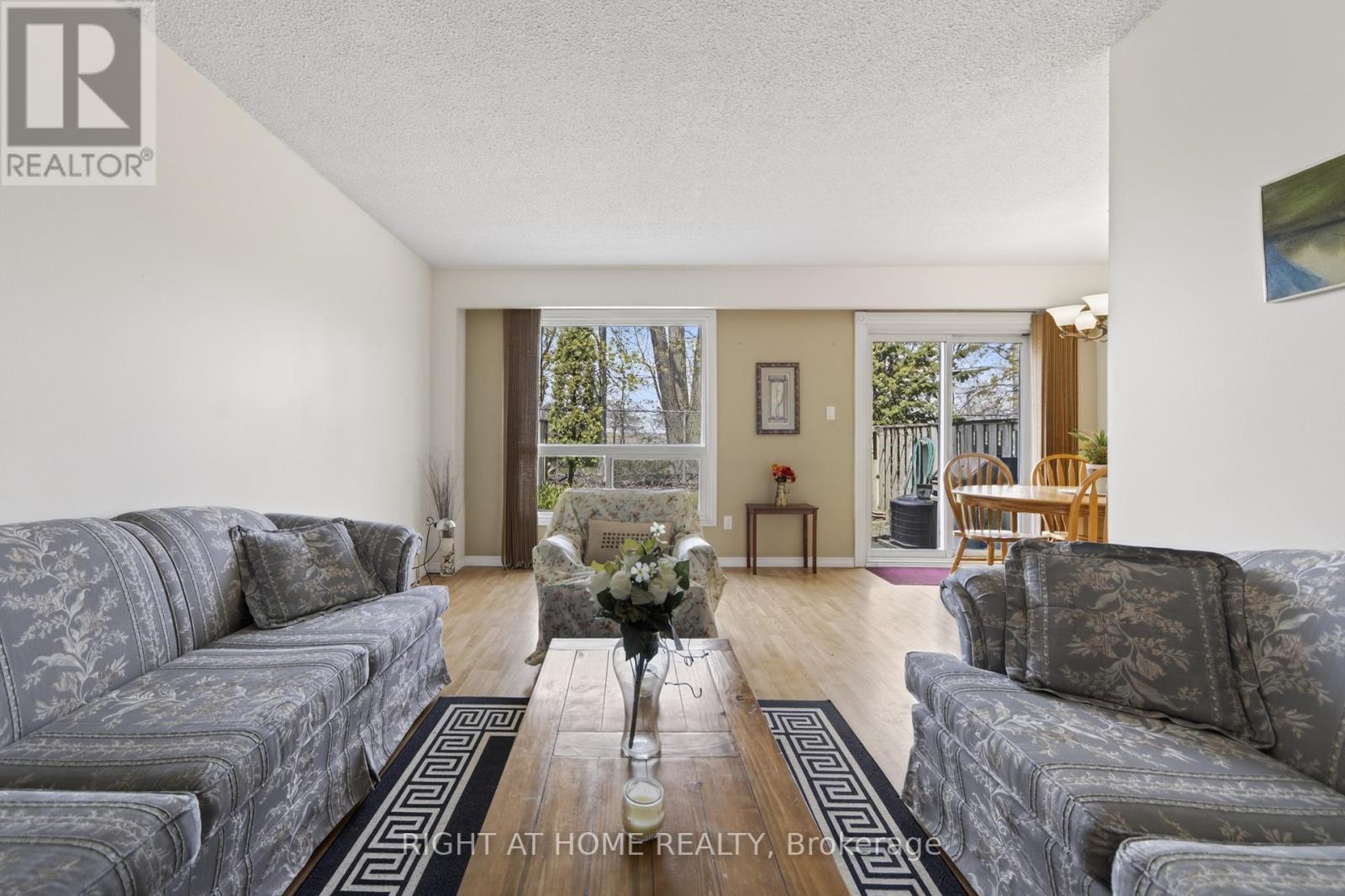 47 - 2 Bernick Drive, Barrie, ON - Indoor Photo Showing Living Room