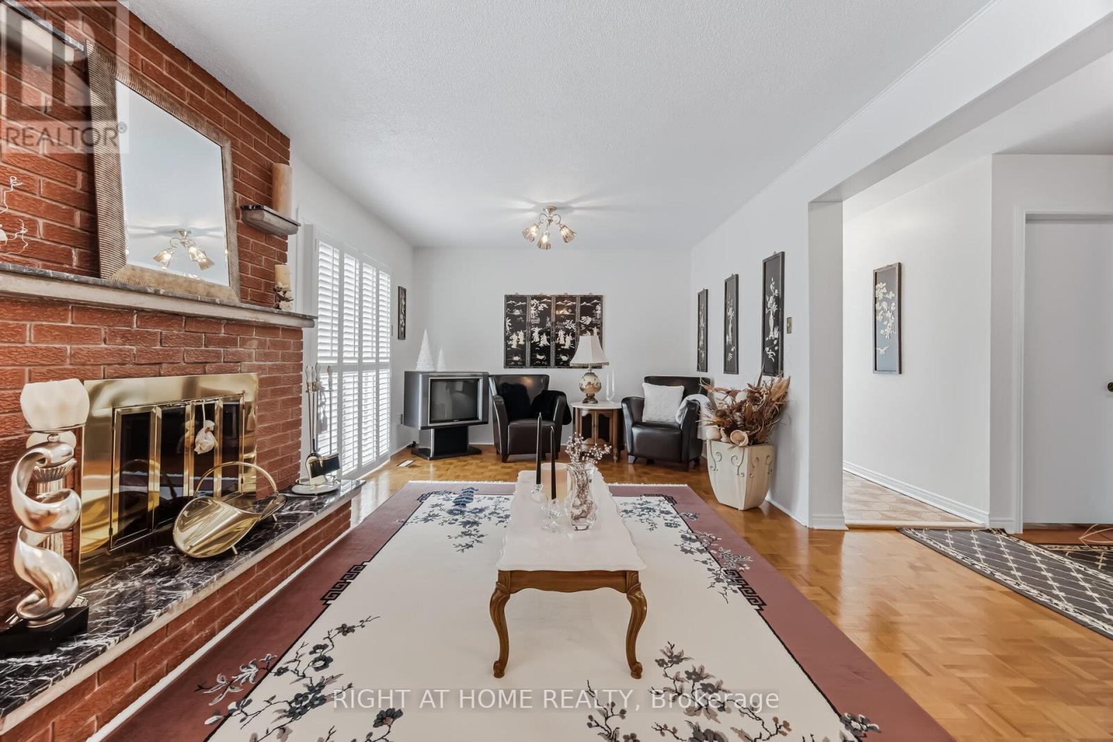3938 Midhurst Lane, Mississauga, ON - Indoor Photo Showing Living Room With Fireplace