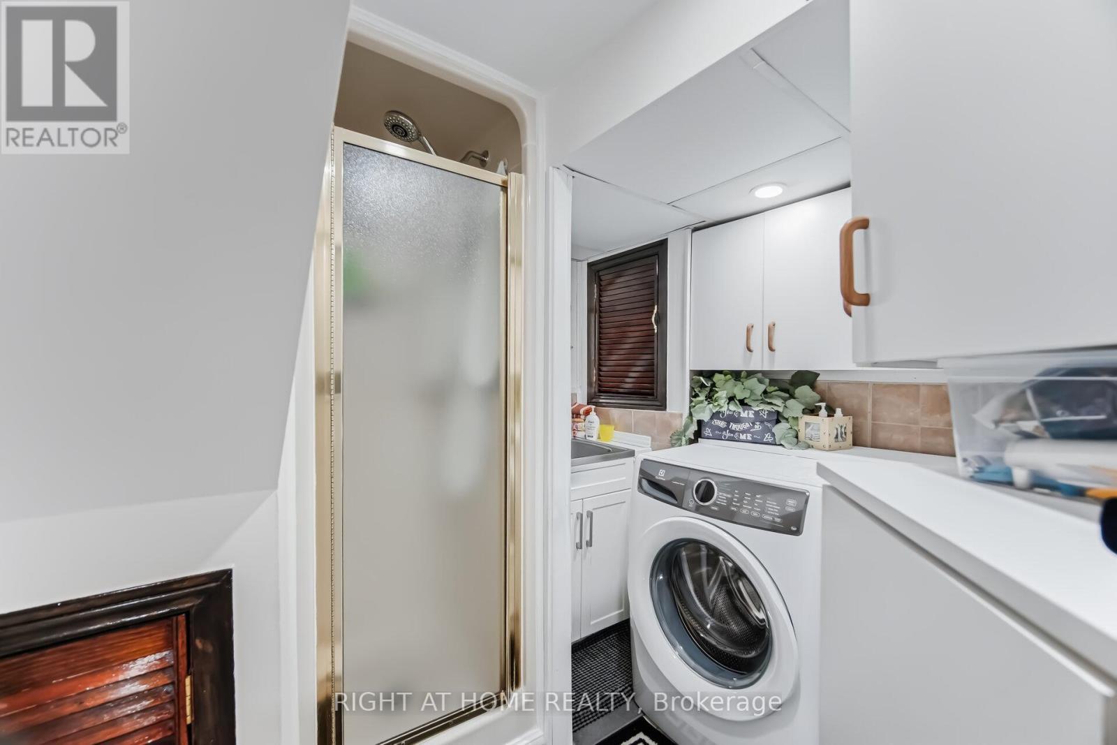 3938 Midhurst Lane, Mississauga, ON - Indoor Photo Showing Laundry Room