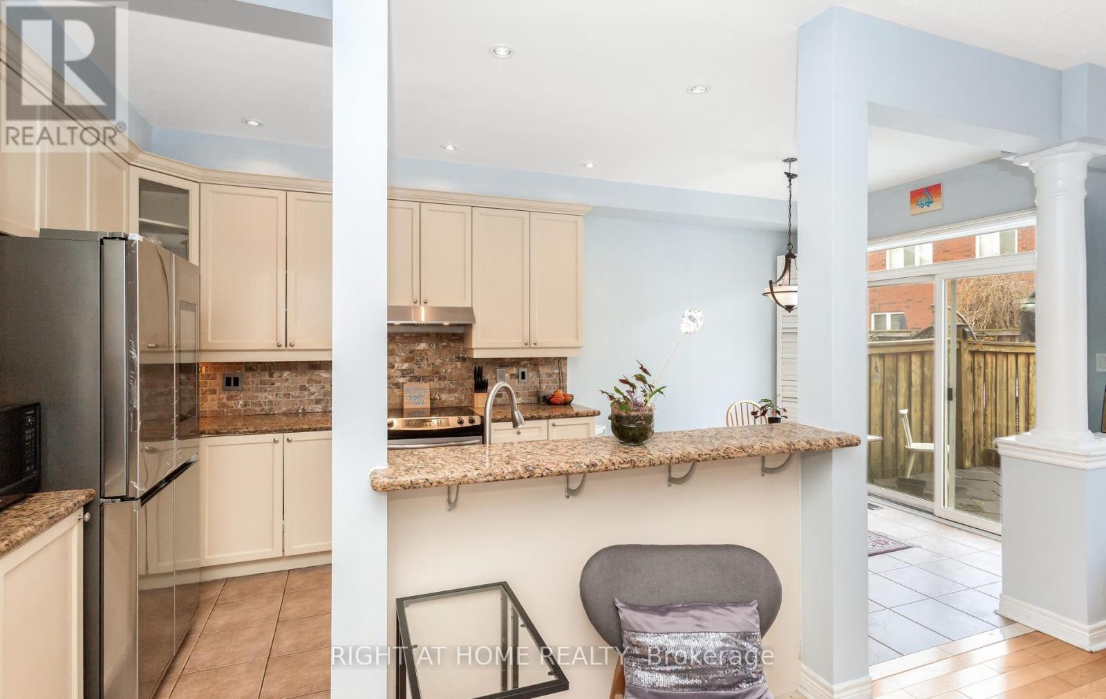 3852 Bloomington Crescent, Mississauga, ON - Indoor Photo Showing Kitchen With Upgraded Kitchen