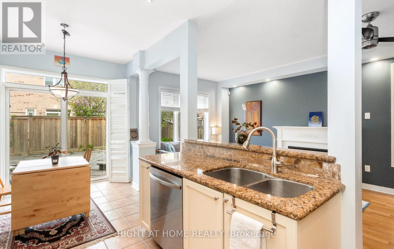 3852 Bloomington Crescent, Mississauga, ON - Indoor Photo Showing Kitchen With Double Sink
