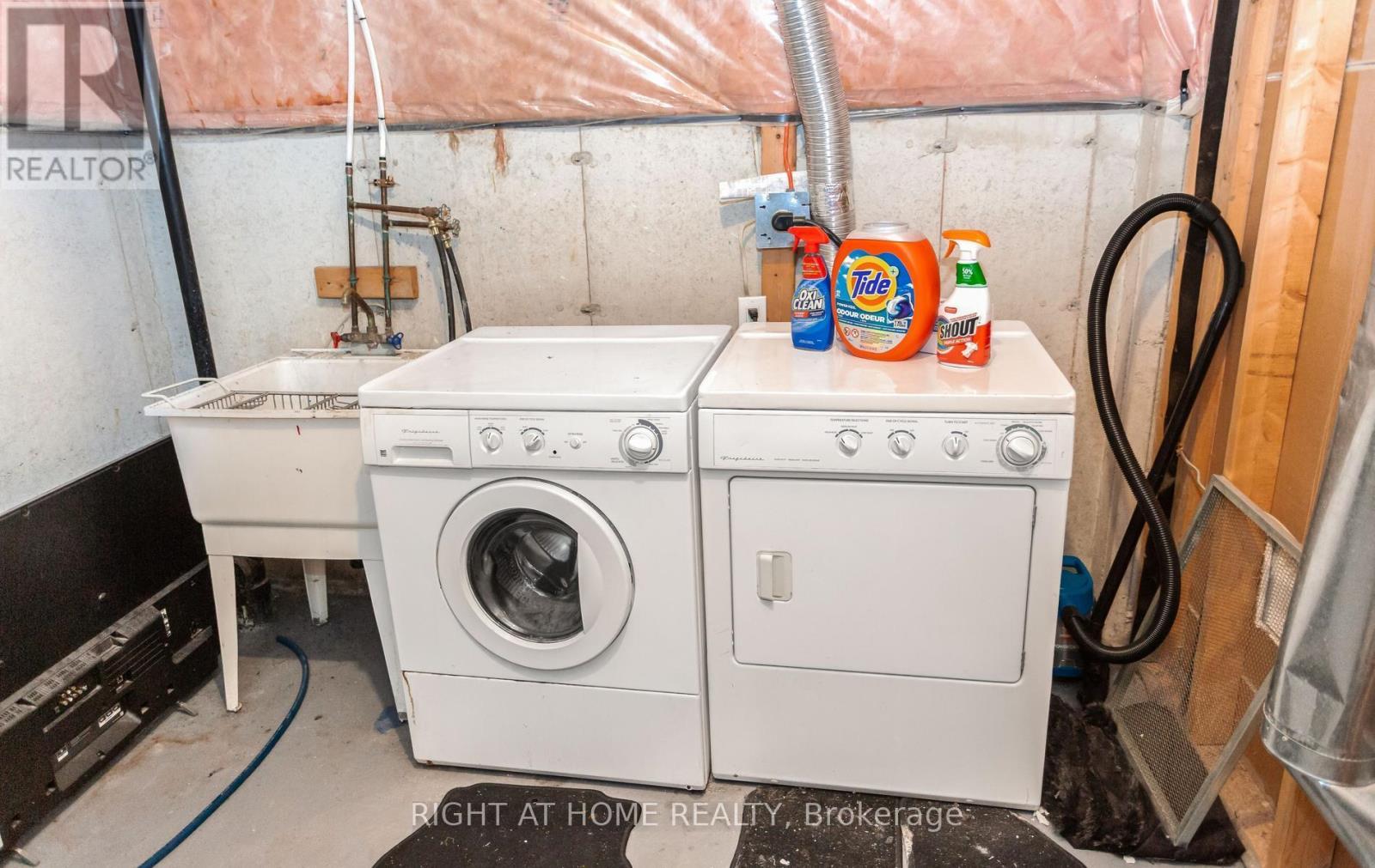 3852 Bloomington Crescent, Mississauga, ON - Indoor Photo Showing Laundry Room
