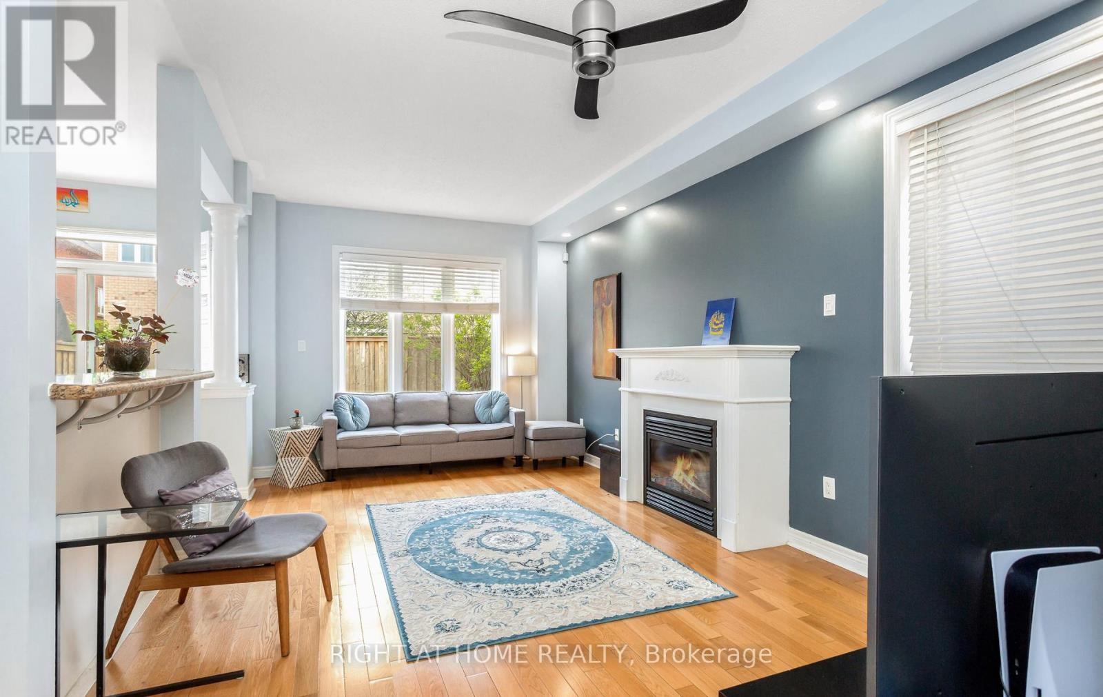 3852 Bloomington Crescent, Mississauga, ON - Indoor Photo Showing Living Room With Fireplace
