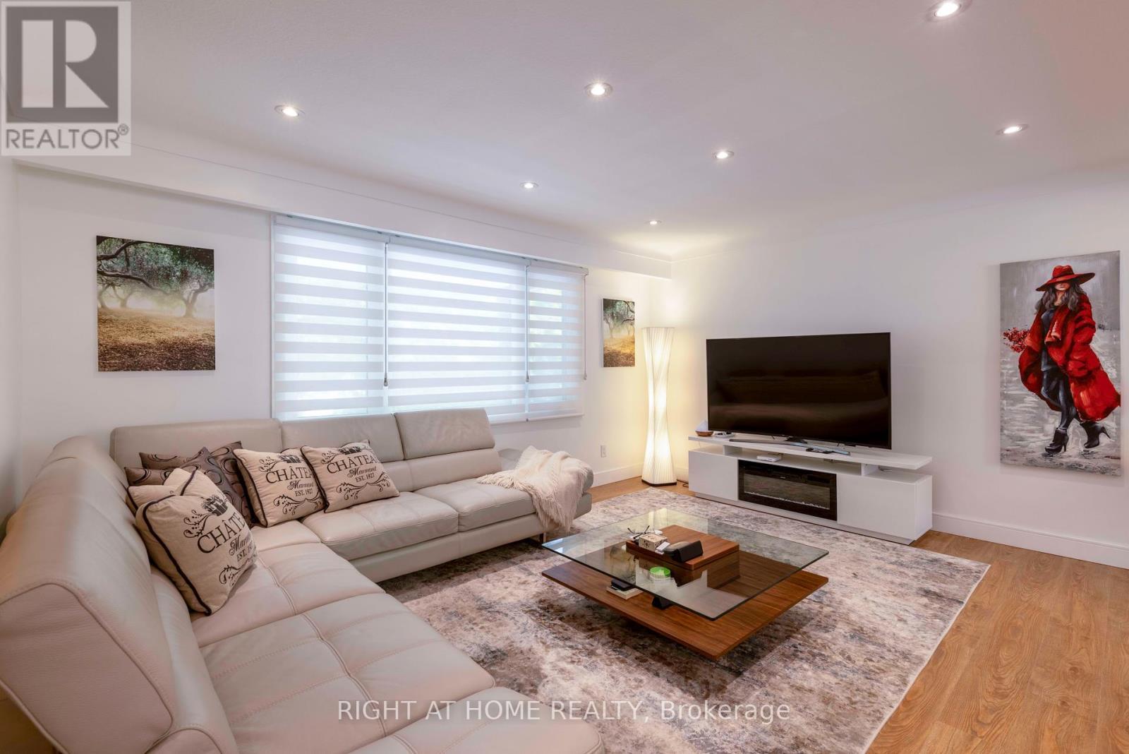 212 Lockhart Drive, St. Catharines, ON - Indoor Photo Showing Living Room