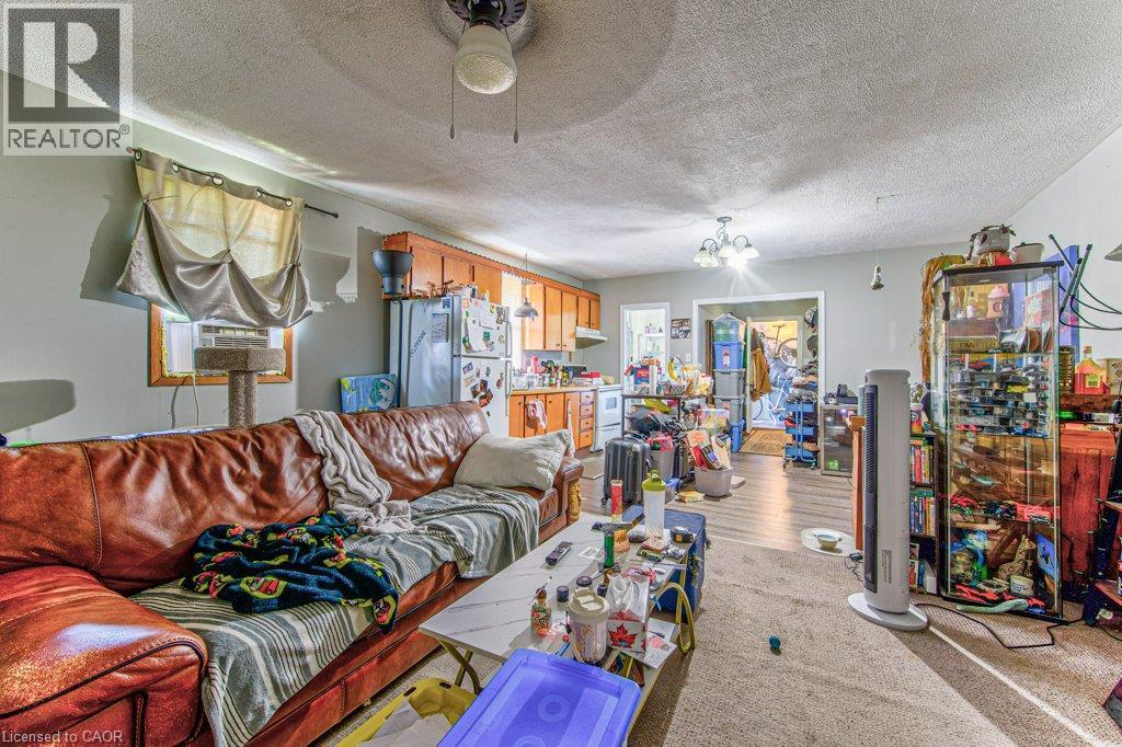819 Duke Street, Cambridge, ON - Indoor Photo Showing Living Room