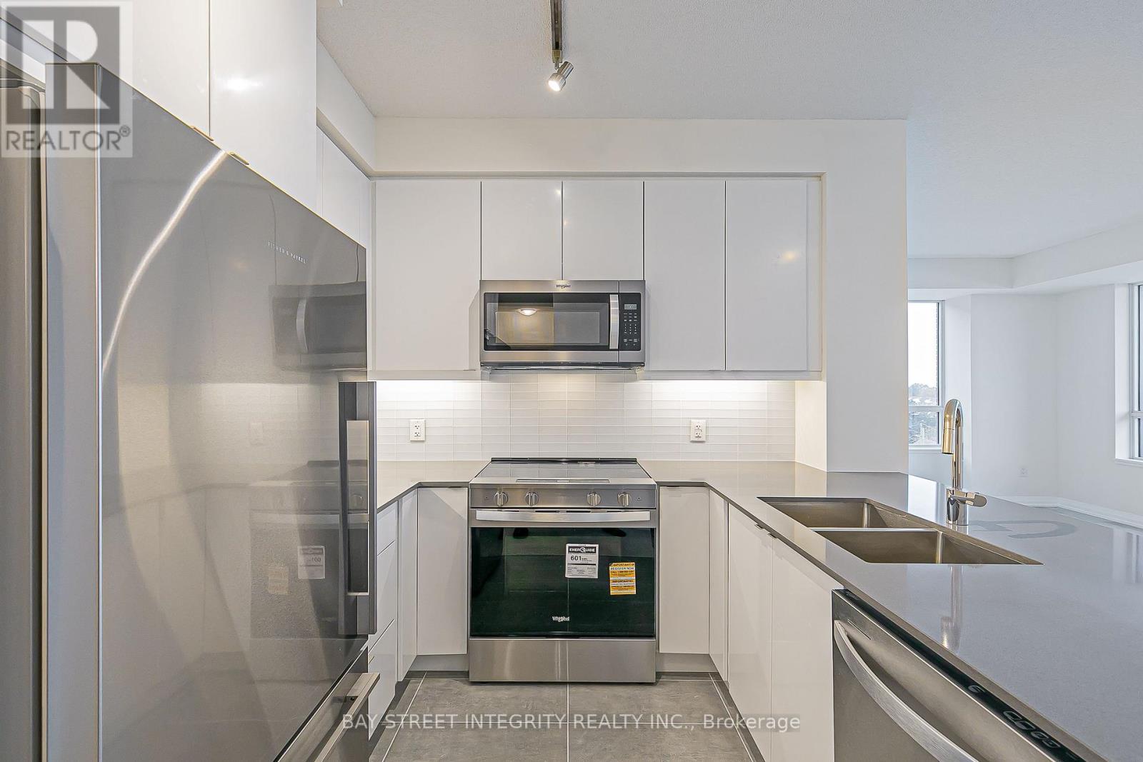 710 - 3260 Sheppard Avenue E, Toronto, ON - Indoor Photo Showing Kitchen With Double Sink With Upgraded Kitchen