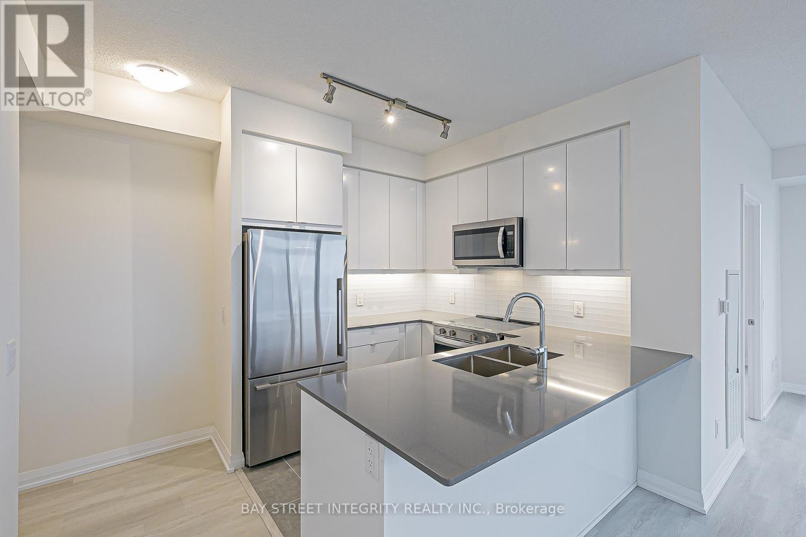710 - 3260 Sheppard Avenue E, Toronto, ON - Indoor Photo Showing Kitchen With Double Sink With Upgraded Kitchen