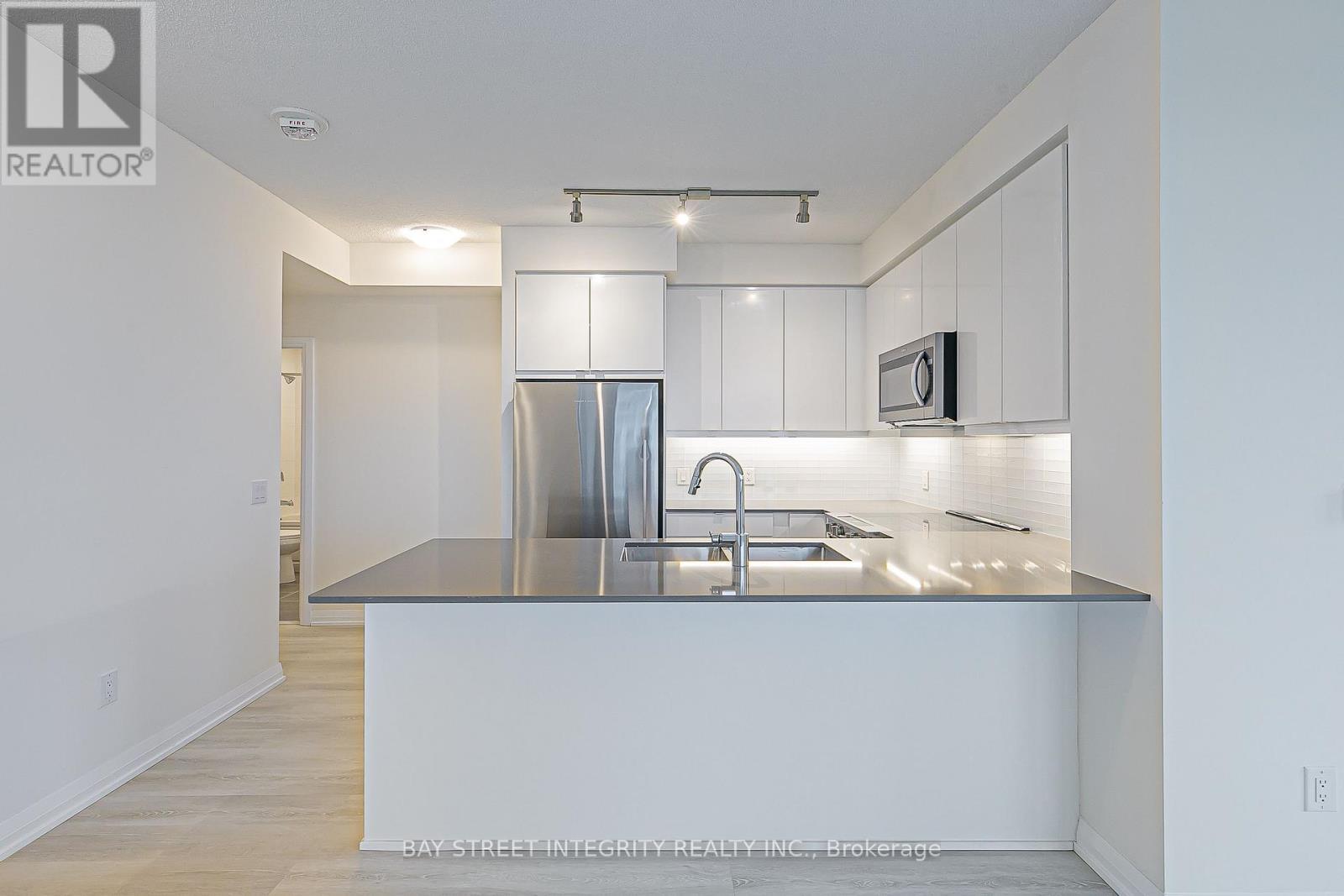 710 - 3260 Sheppard Avenue E, Toronto, ON - Indoor Photo Showing Kitchen With Double Sink