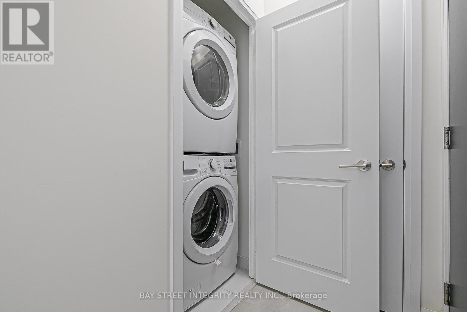 710 - 3260 Sheppard Avenue E, Toronto, ON - Indoor Photo Showing Laundry Room