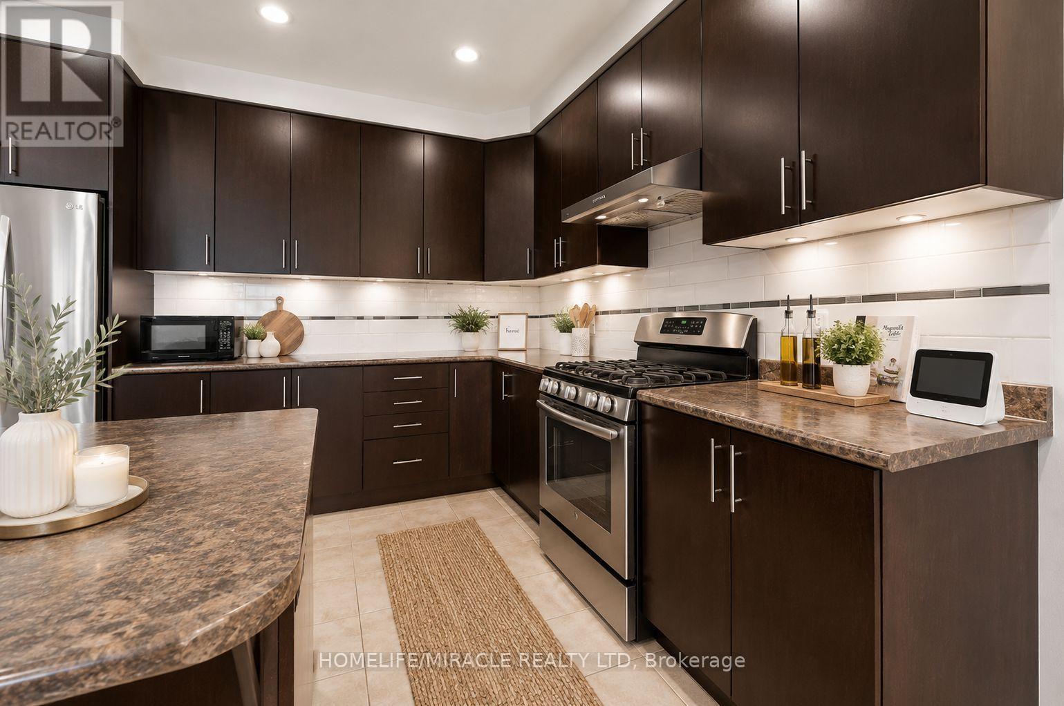 121 Steeplechase Way, Waterloo, ON - Indoor Photo Showing Kitchen With Upgraded Kitchen