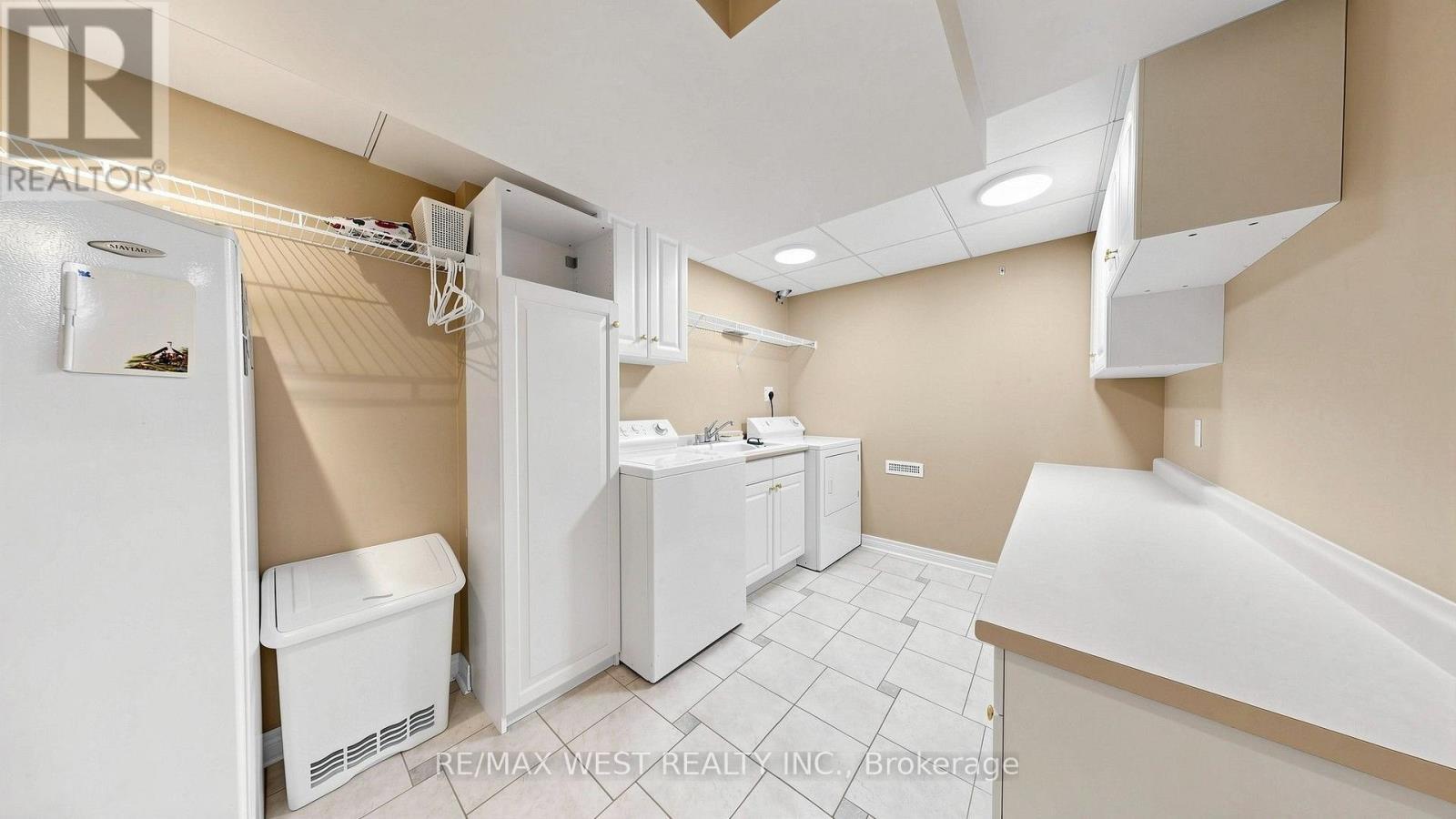 Large Laundry & Utility Room - 71 Gidleigh Park Crescent, Vaughan, ON - Indoor Photo Showing Laundry Room