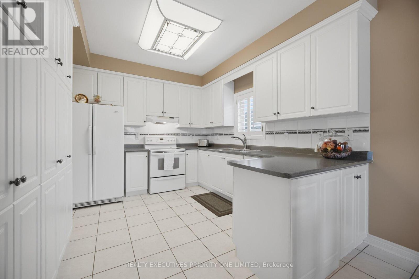 222 Caproni Drive, Vaughan, ON - Indoor Photo Showing Kitchen