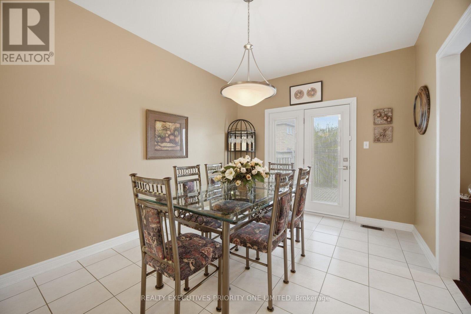 222 Caproni Drive, Vaughan, ON - Indoor Photo Showing Dining Room