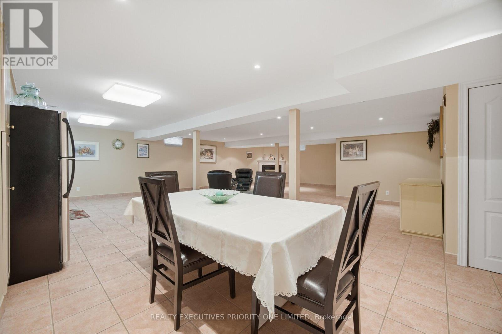 222 Caproni Drive, Vaughan, ON - Indoor Photo Showing Dining Room