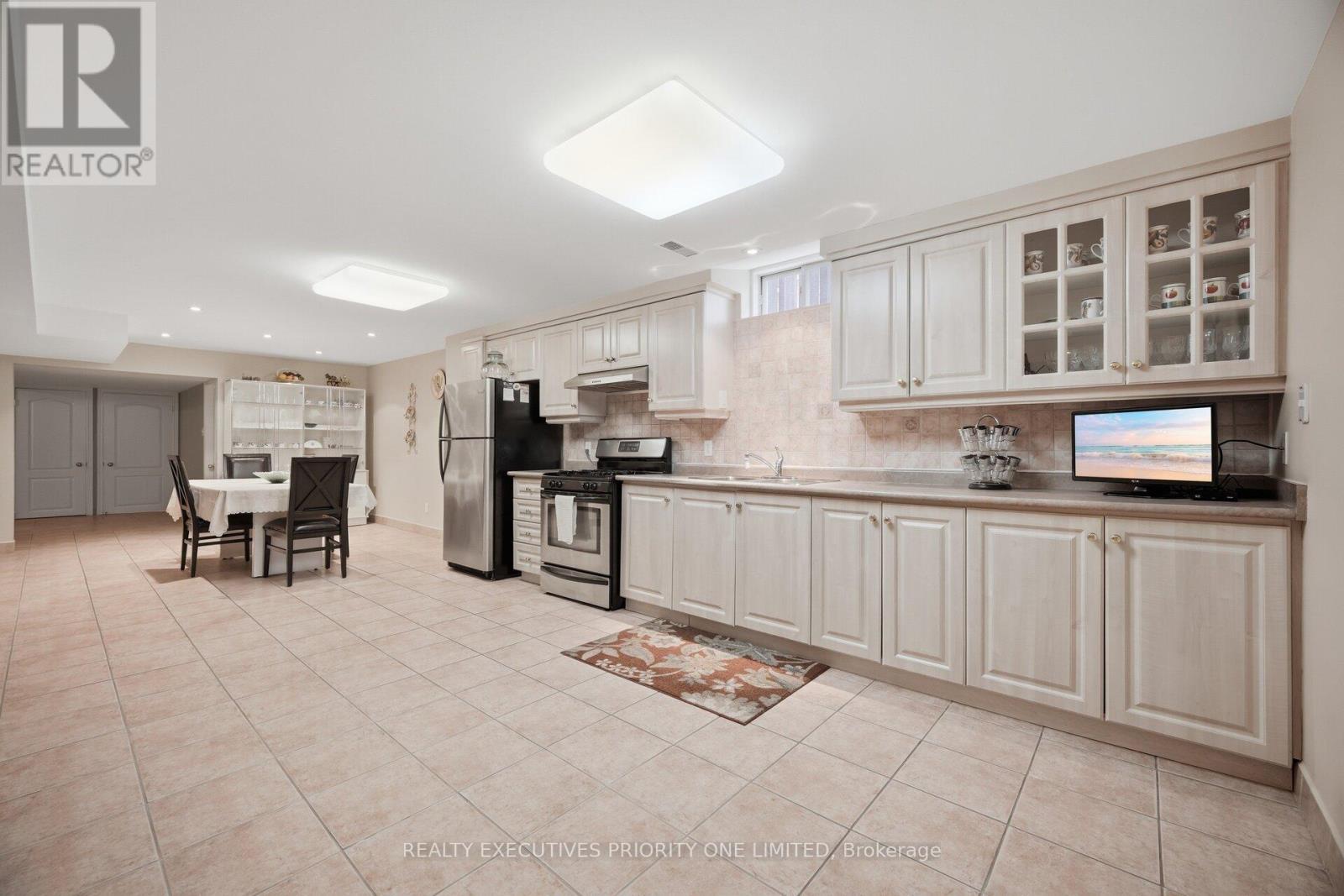 222 Caproni Drive, Vaughan, ON - Indoor Photo Showing Kitchen