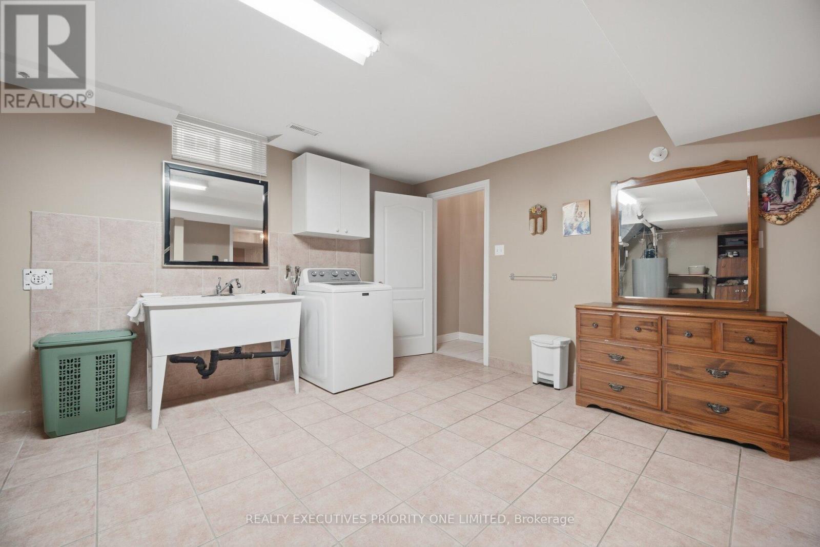 222 Caproni Drive, Vaughan, ON - Indoor Photo Showing Laundry Room