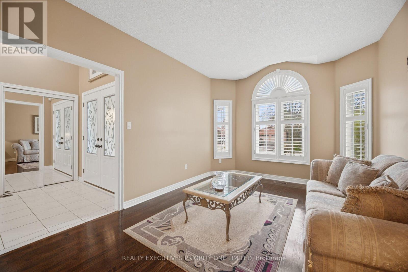 222 Caproni Drive, Vaughan, ON - Indoor Photo Showing Living Room