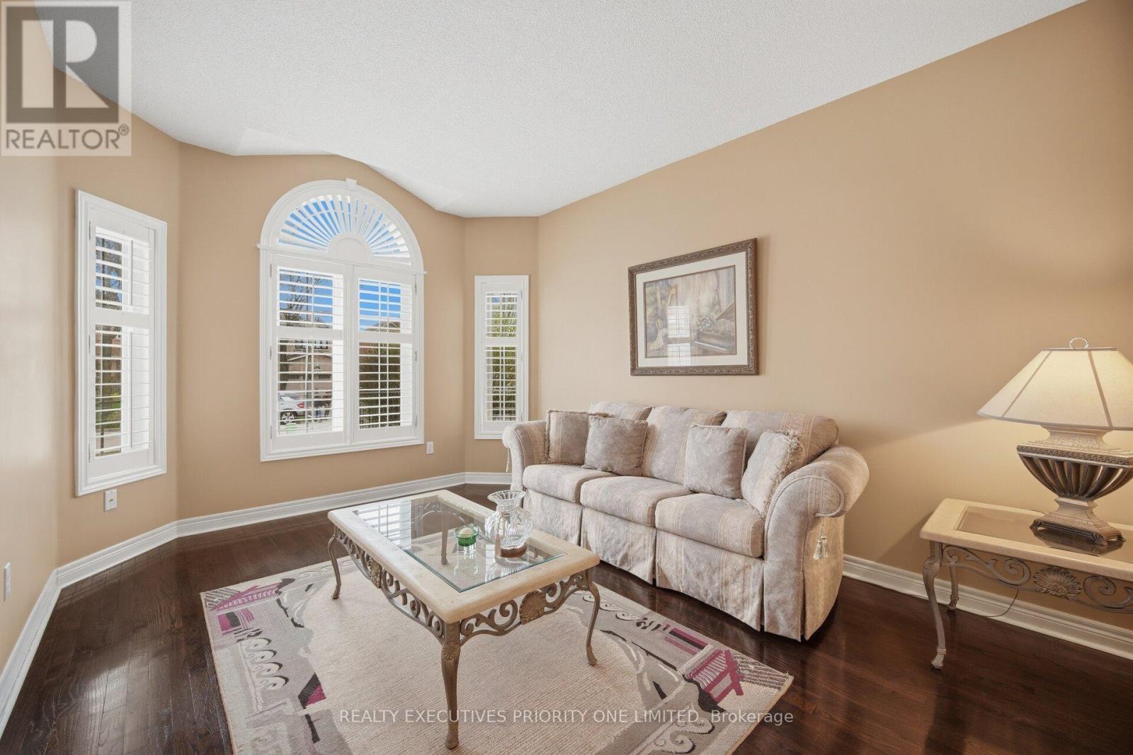 222 Caproni Drive, Vaughan, ON - Indoor Photo Showing Living Room