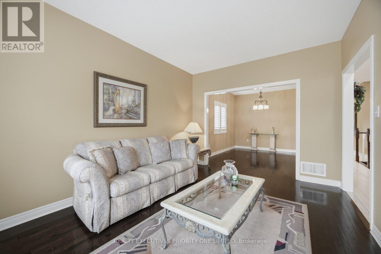 222 Caproni Drive, Vaughan, ON - Indoor Photo Showing Living Room