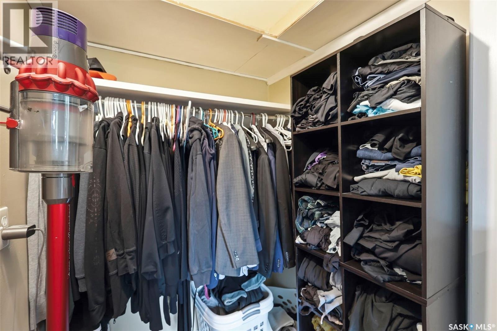 917 S Avenue N, Saskatoon, SK - Indoor With Storage