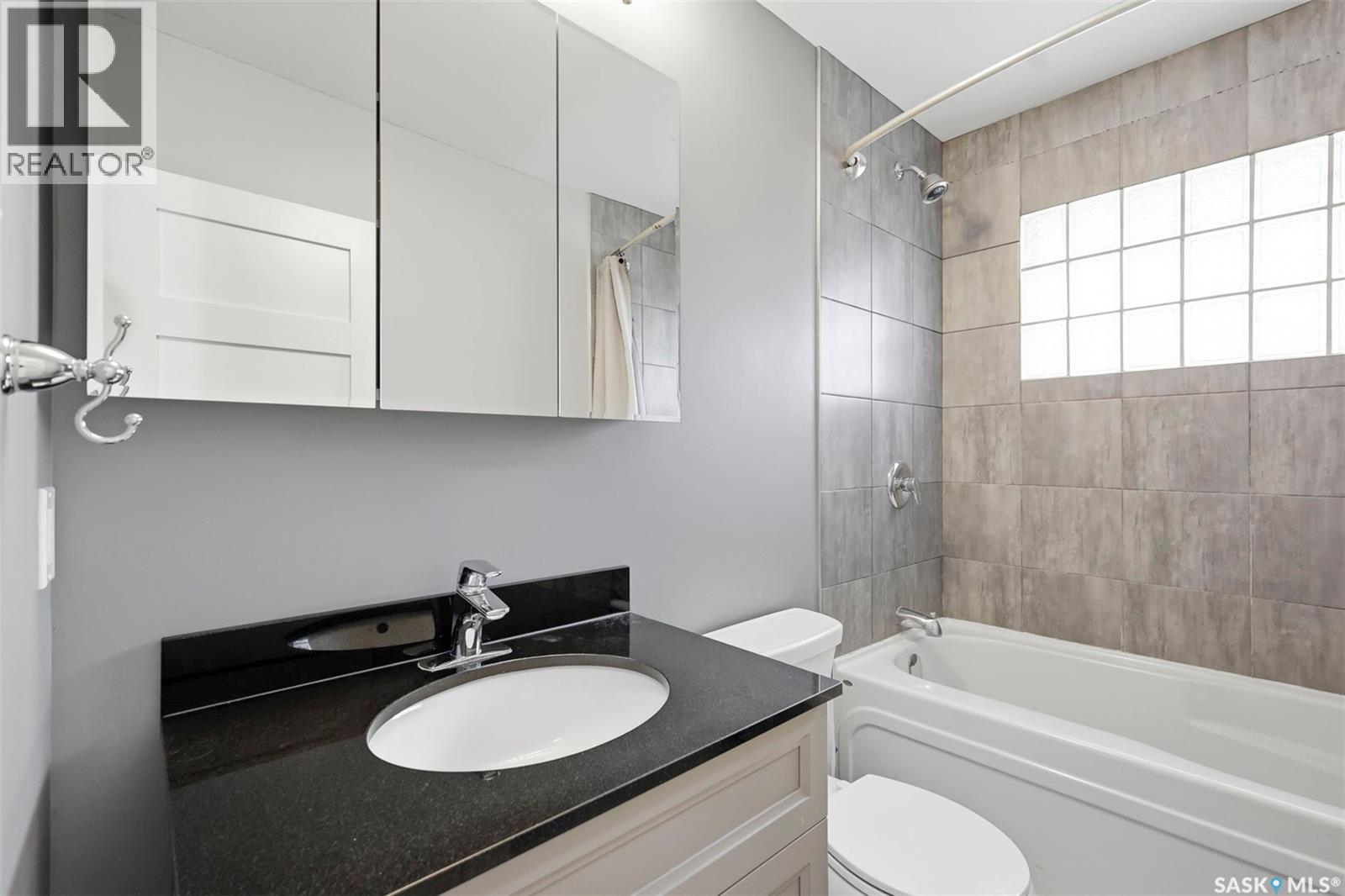 917 S Avenue N, Saskatoon, SK - Indoor Photo Showing Bathroom