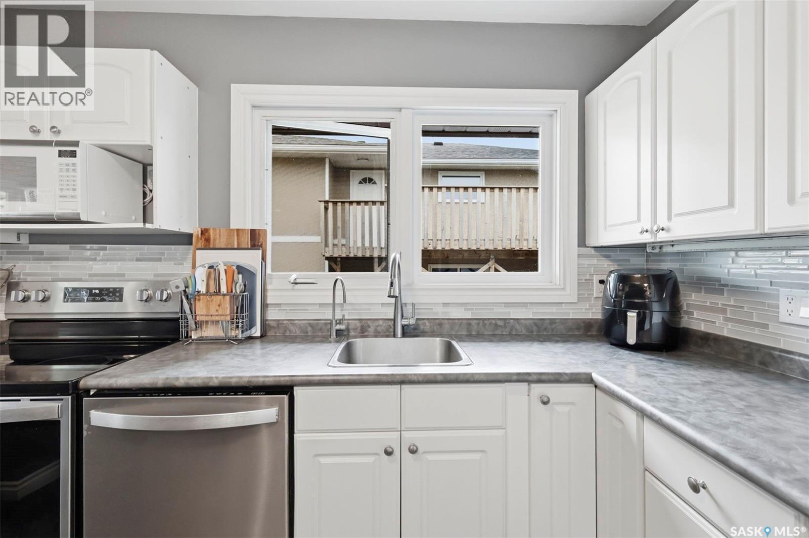 917 S Avenue N, Saskatoon, SK - Indoor Photo Showing Kitchen