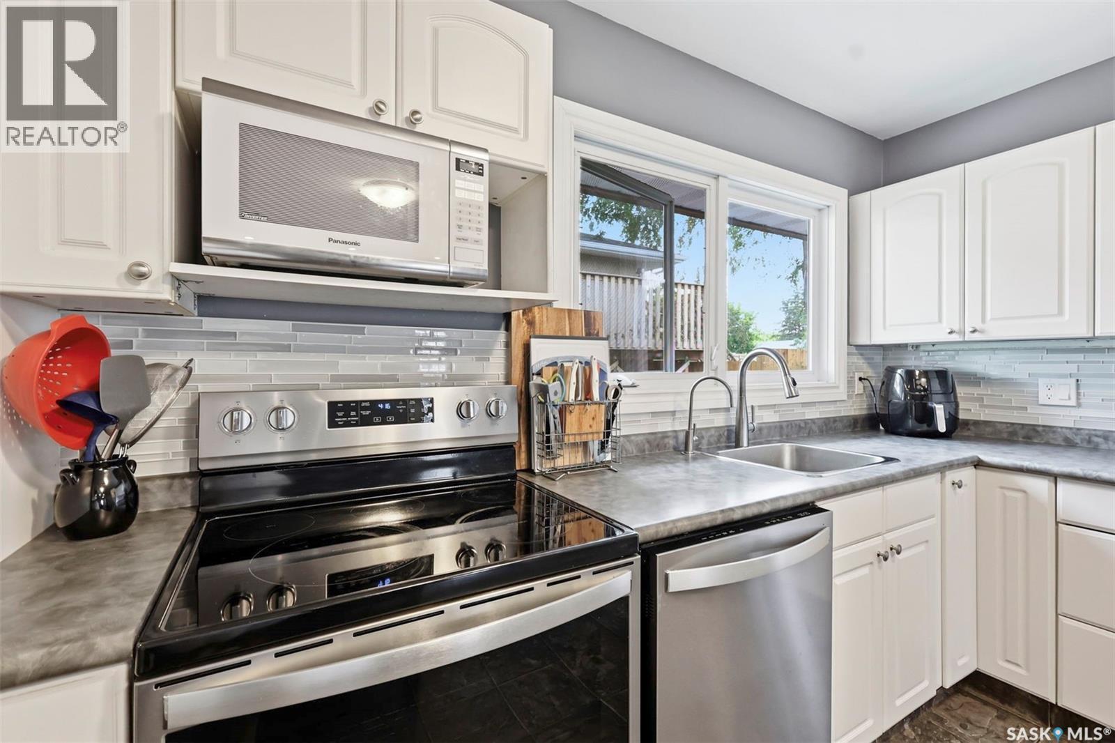 917 S Avenue N, Saskatoon, SK - Indoor Photo Showing Kitchen