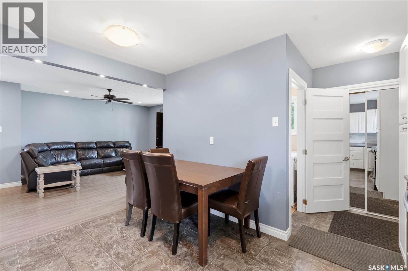 917 S Avenue N, Saskatoon, SK - Indoor
