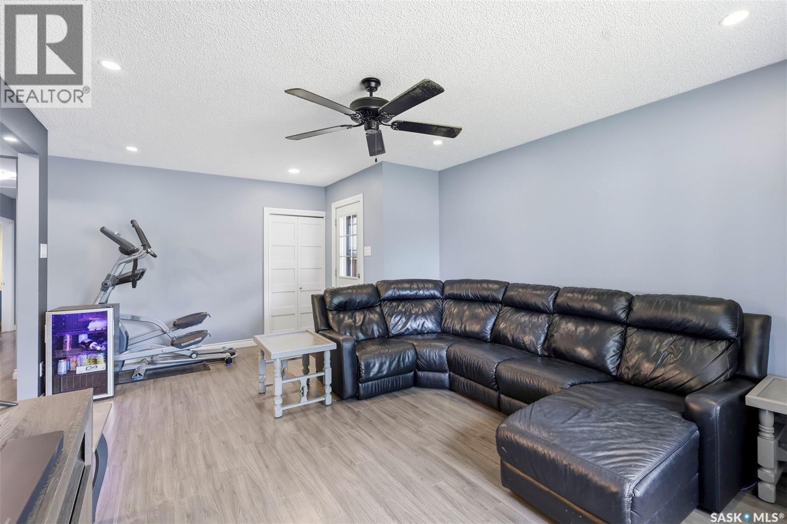 917 S Avenue N, Saskatoon, SK - Indoor Photo Showing Living Room
