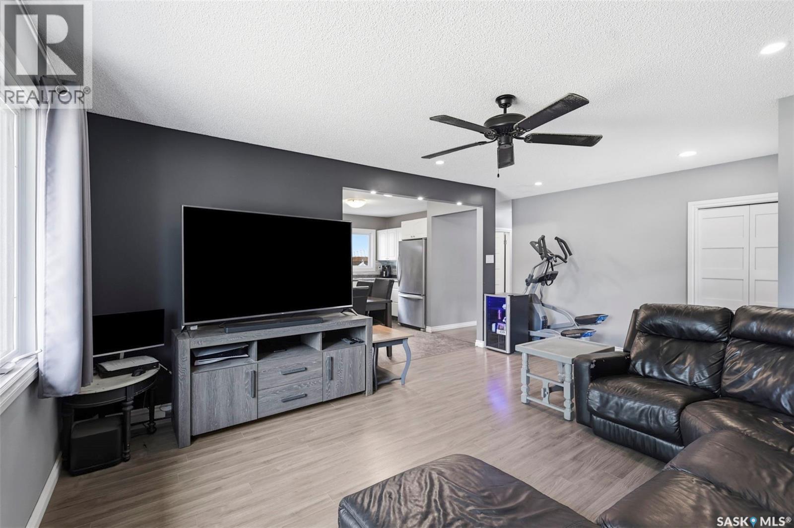 917 S Avenue N, Saskatoon, SK - Indoor Photo Showing Living Room