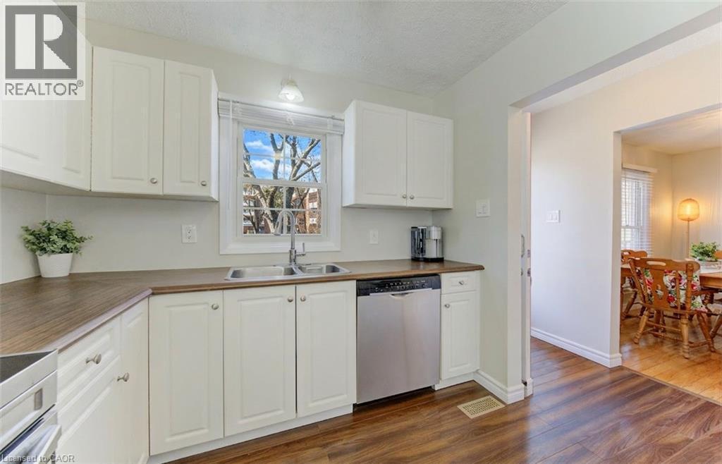 190 Natchez Road, Kitchener, ON - Indoor Photo Showing Kitchen With Double Sink