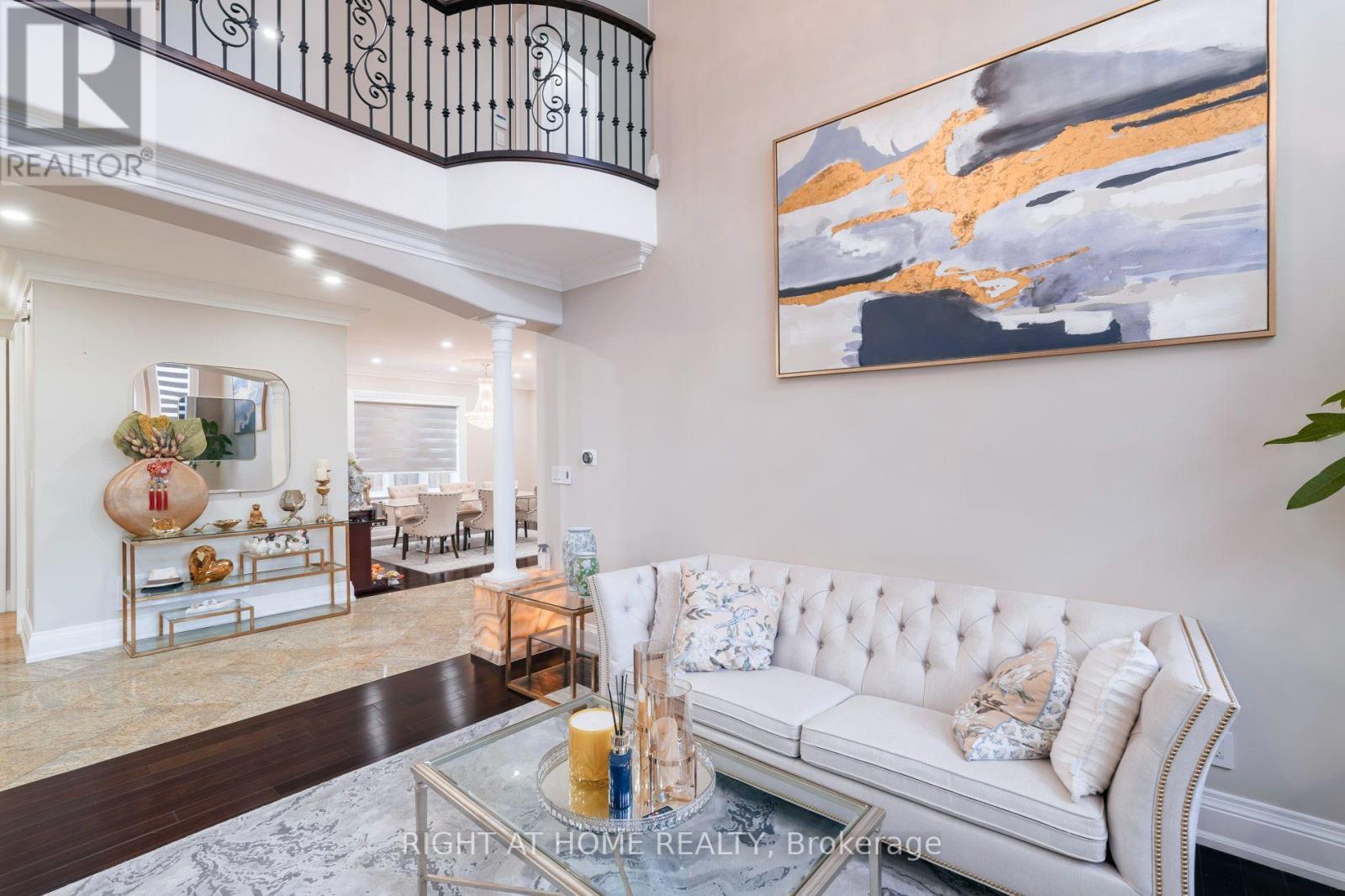 99 Fairview Road W, Mississauga, ON - Indoor Photo Showing Living Room