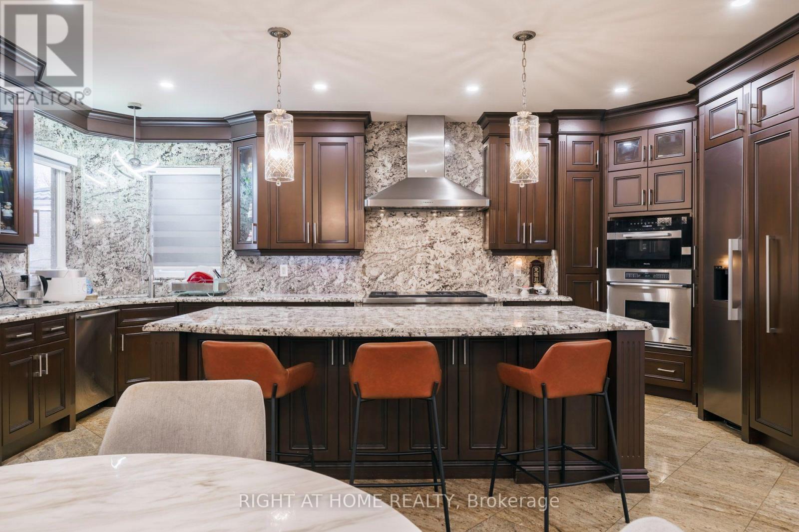99 Fairview Road W, Mississauga, ON - Indoor Photo Showing Kitchen With Upgraded Kitchen