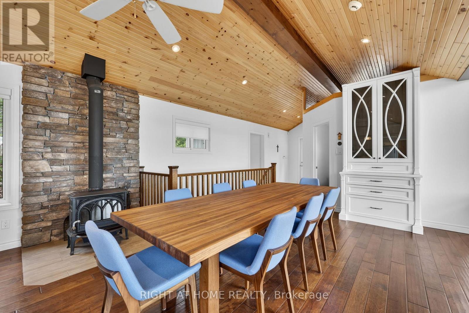 442 Silver Birch Drive, Tiny, ON - Indoor Photo Showing Dining Room