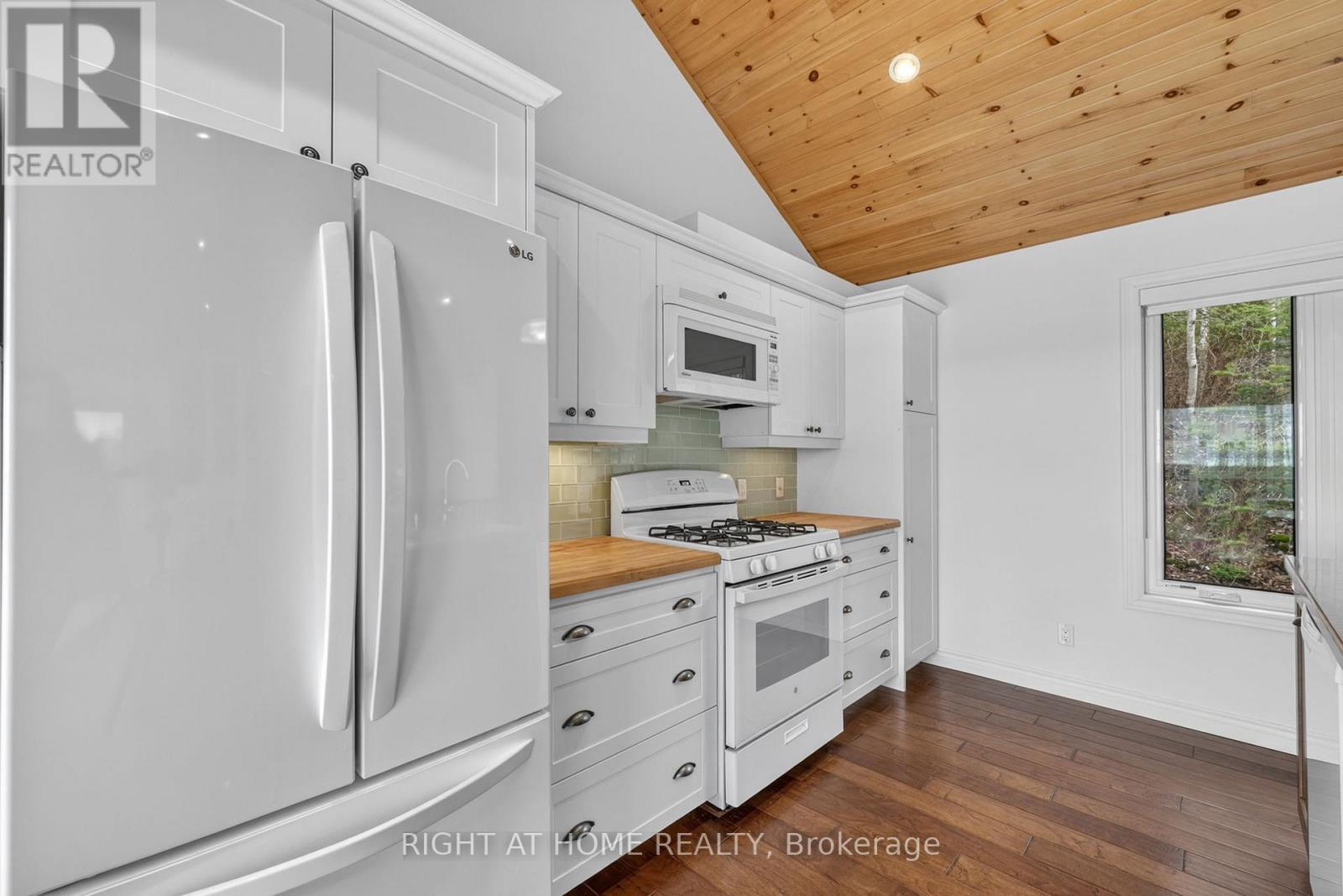 442 Silver Birch Drive, Tiny, ON - Indoor Photo Showing Kitchen