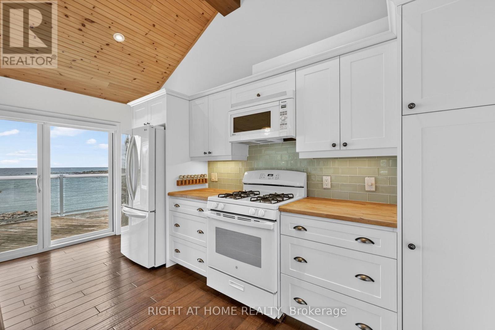 442 Silver Birch Drive, Tiny, ON - Indoor Photo Showing Kitchen