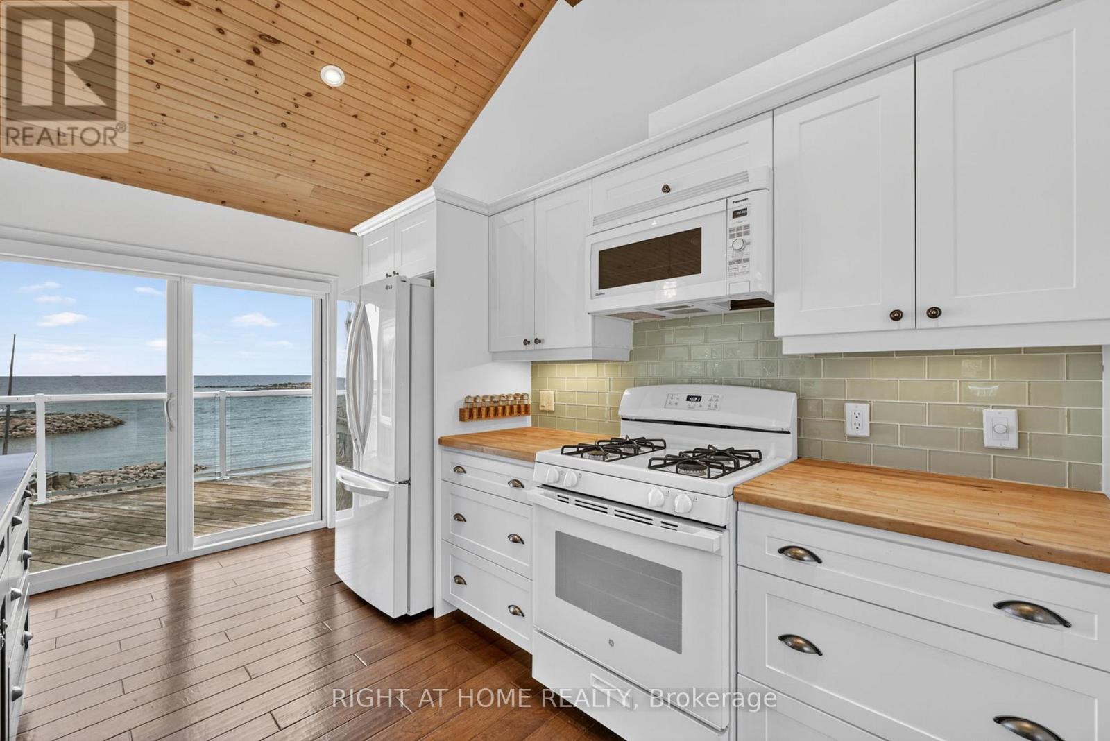 442 Silver Birch Drive, Tiny, ON - Indoor Photo Showing Kitchen