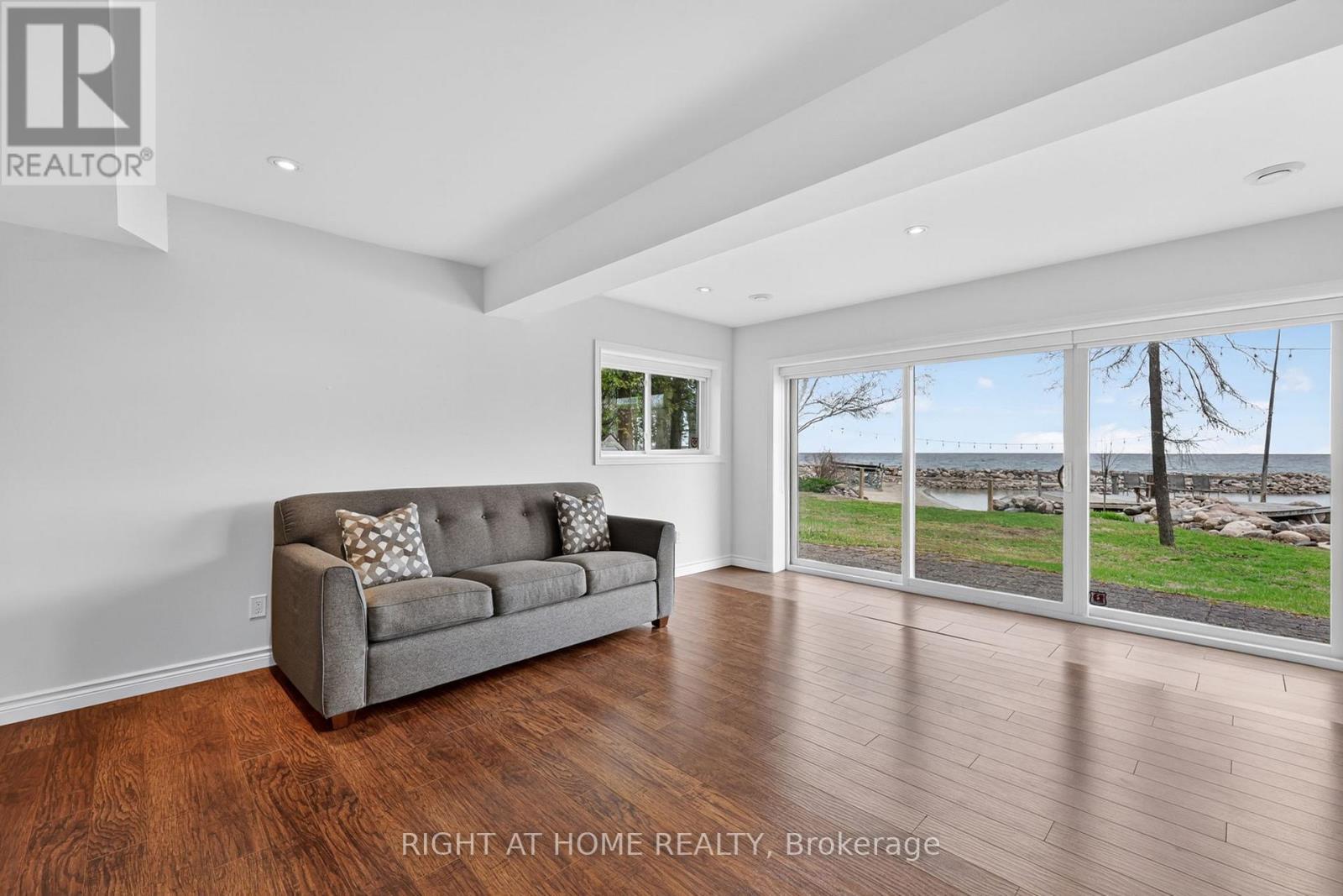 442 Silver Birch Drive, Tiny, ON - Indoor Photo Showing Living Room