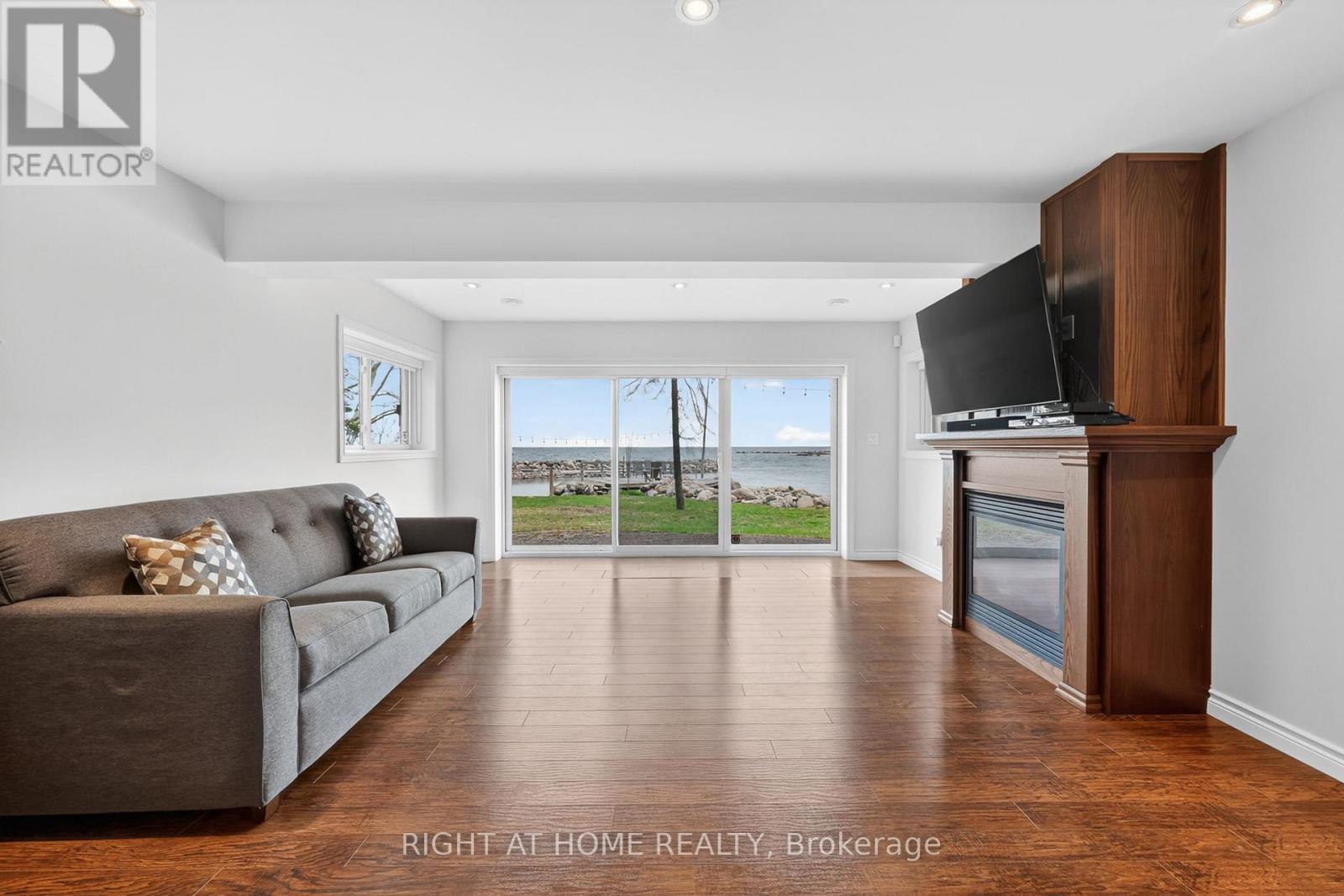 442 Silver Birch Drive, Tiny, ON - Indoor Photo Showing Living Room With Fireplace