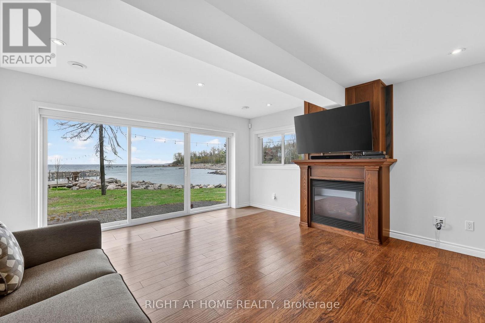 442 Silver Birch Drive, Tiny, ON - Indoor Photo Showing Living Room With Fireplace